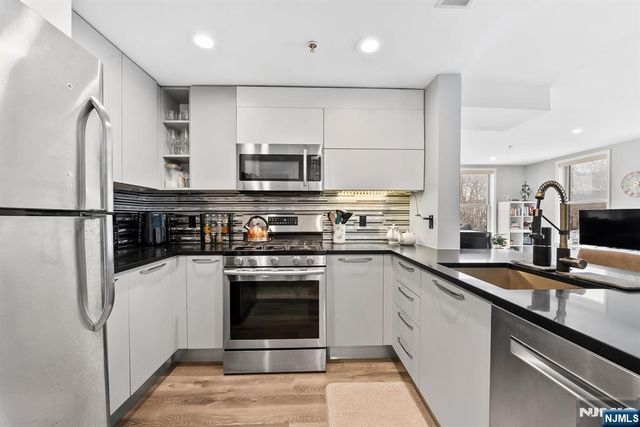402 9th Street 4A, Hoboken, NJ 07030