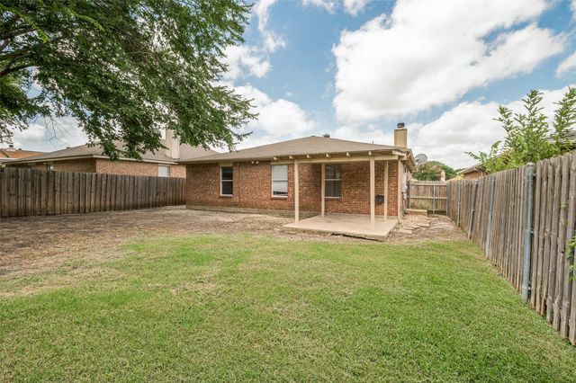 511 Hollyberry Drive, Mansfield, TX 76063