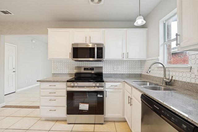 511 Hollyberry Drive, Mansfield, TX 76063