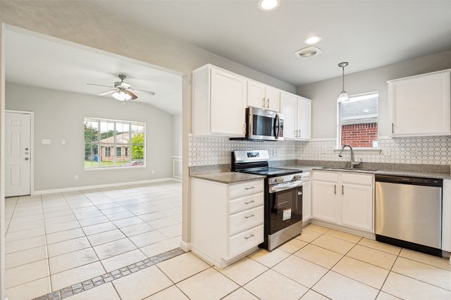 511 Hollyberry Drive, Mansfield, TX 76063