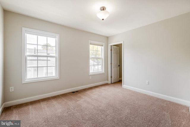 4933 LEE ST NE, Washington, DC 20019