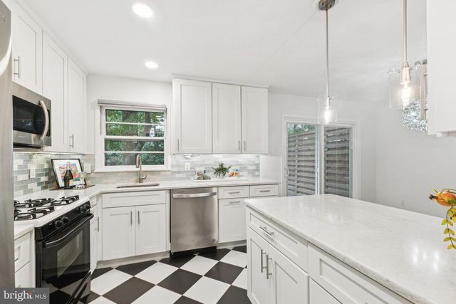 13719 MCGILL DR, Chantilly, VA 20151