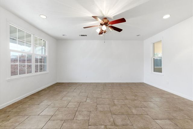 2111 Carter Way, Hanford, CA 93230