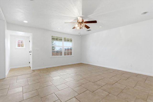 2111 Carter Way, Hanford, CA 93230