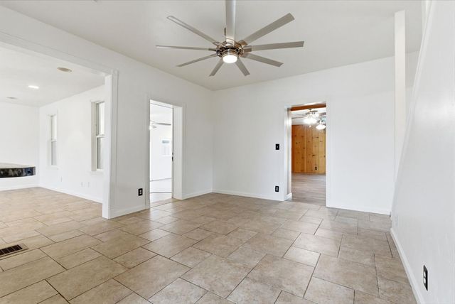 2111 Carter Way, Hanford, CA 93230