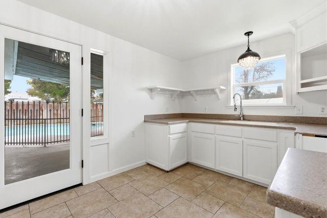 2111 Carter Way, Hanford, CA 93230