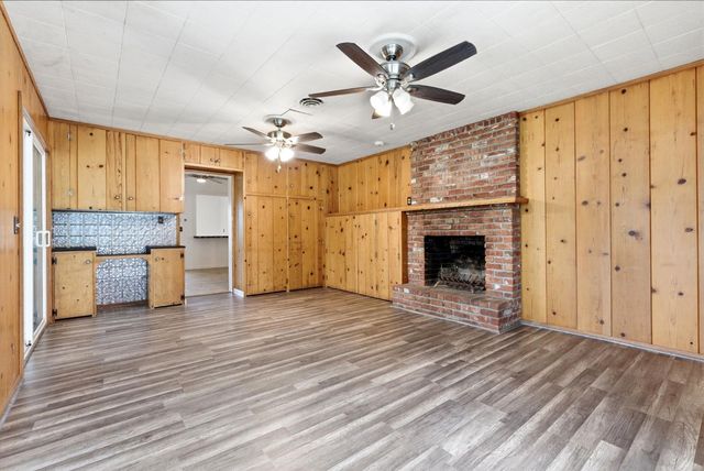 2111 Carter Way, Hanford, CA 93230