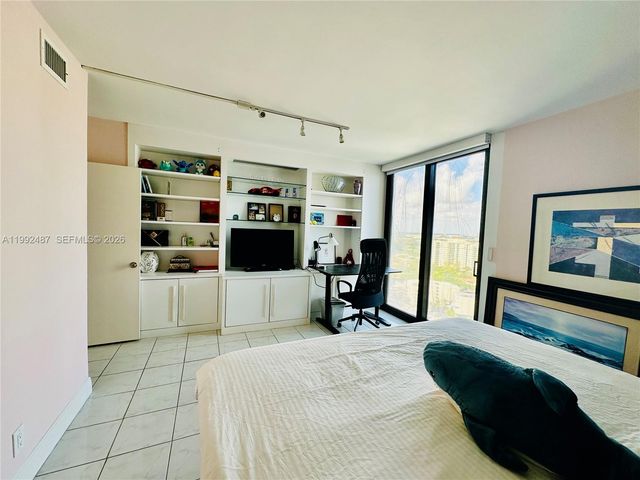 19667 Turnberry Way 22E, Aventura, FL 33180