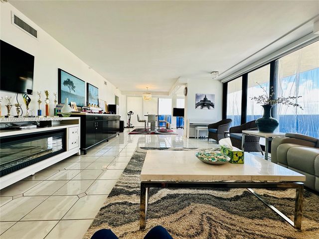 19667 Turnberry Way 22E, Aventura, FL 33180