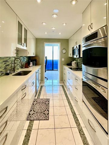 19667 Turnberry Way 22E, Aventura, FL 33180