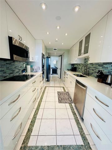 19667 Turnberry Way 22E, Aventura, FL 33180