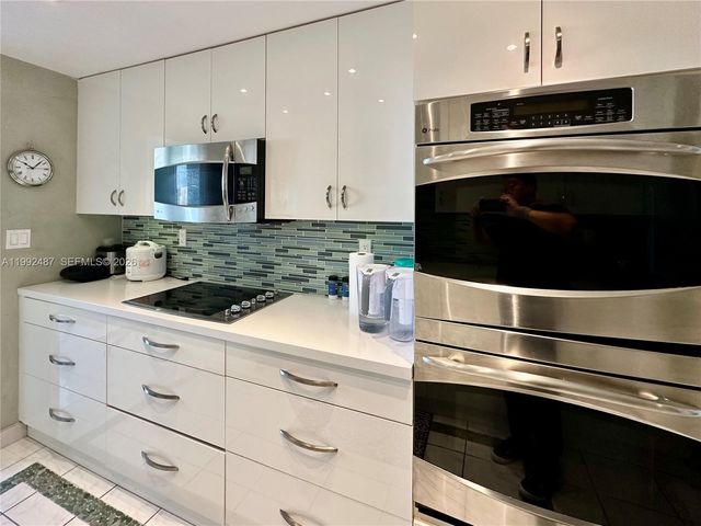 19667 Turnberry Way 22E, Aventura, FL 33180