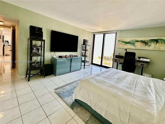 19667 Turnberry Way 22E, Aventura, FL 33180