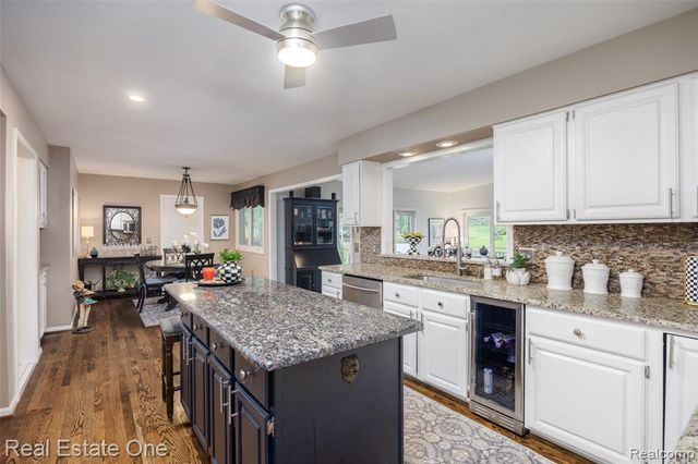 2371 Red Maple Drive, Troy, MI 48098