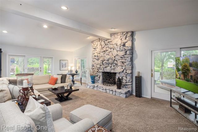 2371 Red Maple Drive, Troy, MI 48098