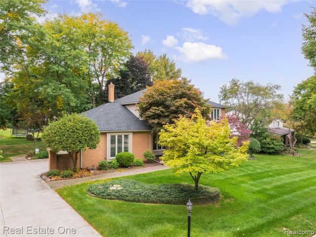2371 Red Maple Drive, Troy, MI 48098