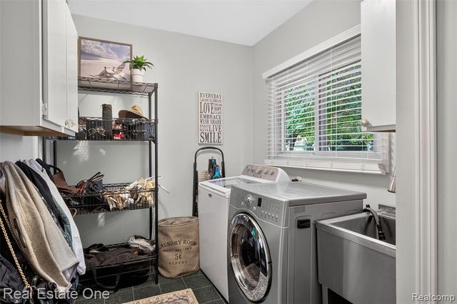 2371 Red Maple Drive, Troy, MI 48098