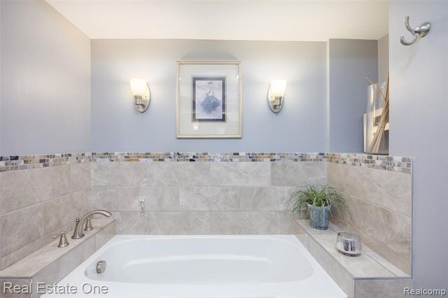 2371 Red Maple Drive, Troy, MI 48098