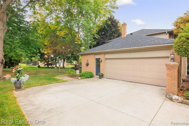 2371 Red Maple Drive, Troy, MI 48098