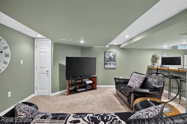 2371 Red Maple Drive, Troy, MI 48098
