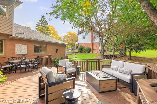 2371 Red Maple Drive, Troy, MI 48098