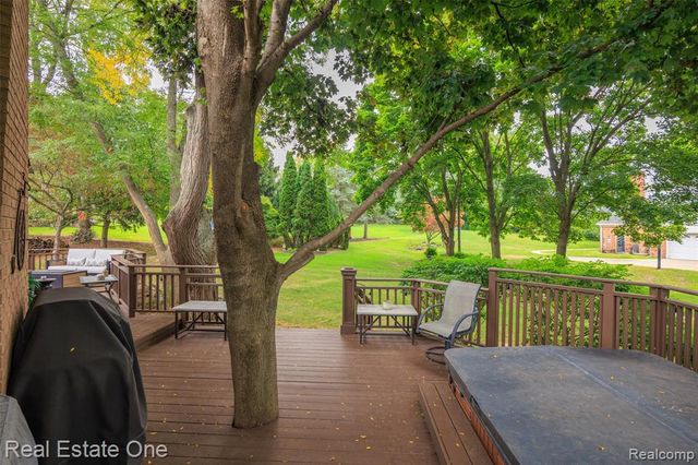 2371 Red Maple Drive, Troy, MI 48098