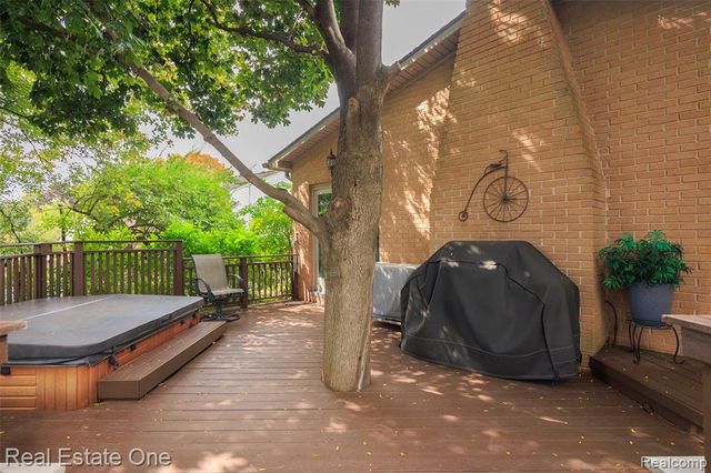 2371 Red Maple Drive, Troy, MI 48098