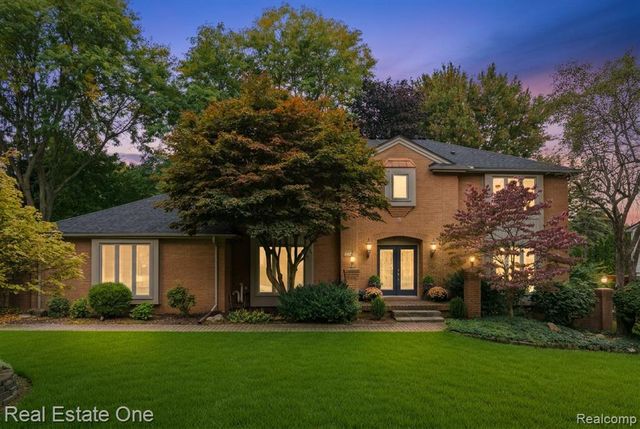 2371 Red Maple Drive, Troy, MI 48098