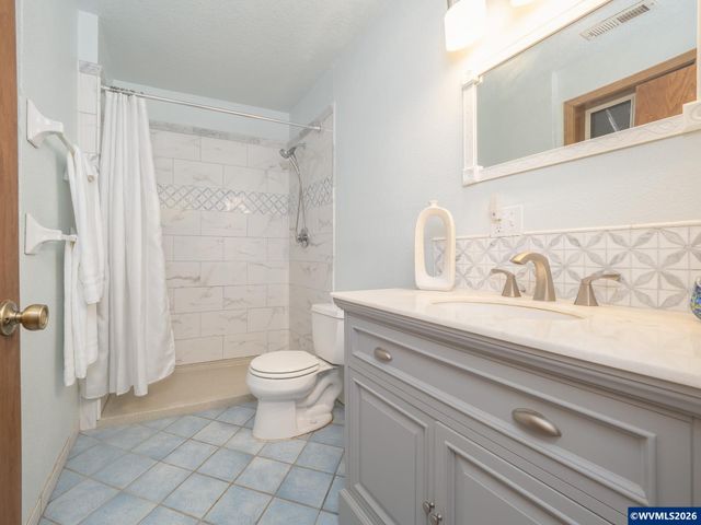 27701 SW Strawberry Hill Dr, Hillsboro, OR 97123