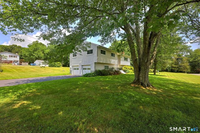 31 Paugussett Road, Newtown, CT 06482