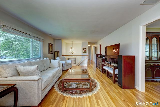 31 Paugussett Road, Newtown, CT 06482