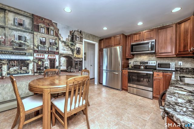 31 Paugussett Road, Newtown, CT 06482