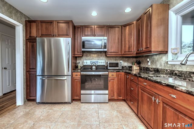 31 Paugussett Road, Newtown, CT 06482