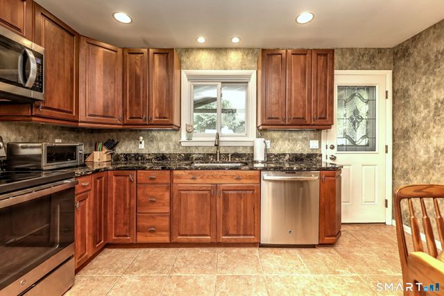 31 Paugussett Road, Newtown, CT 06482