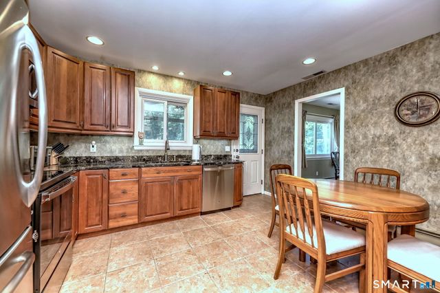 31 Paugussett Road, Newtown, CT 06482