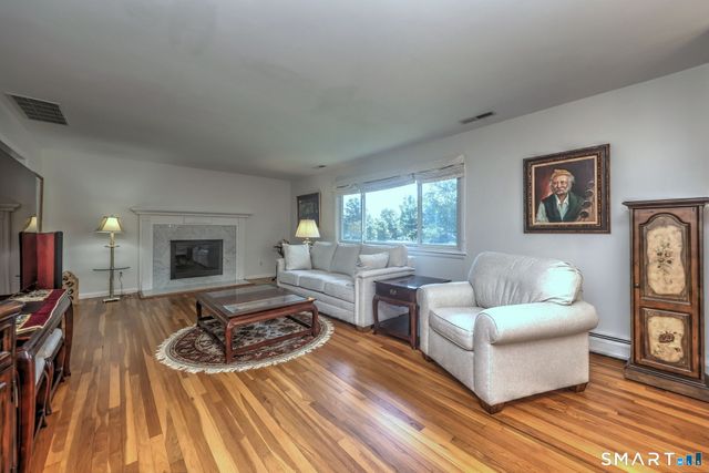 31 Paugussett Road, Newtown, CT 06482