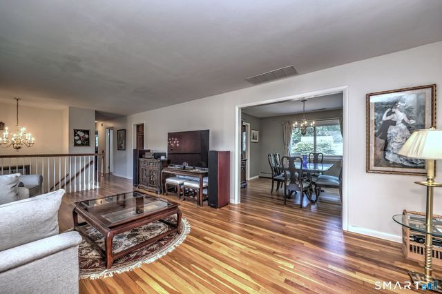 31 Paugussett Road, Newtown, CT 06482