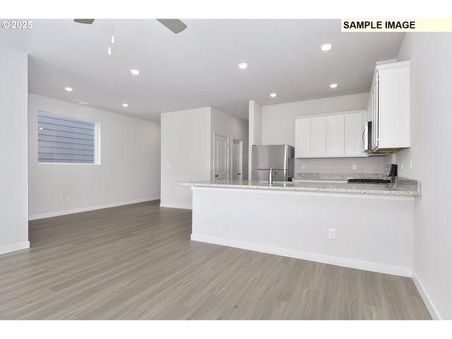 1255 PARKSIDE Ave, Woodburn, OR 97071