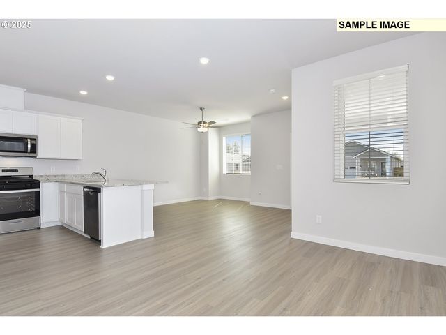 1255 PARKSIDE Ave, Woodburn, OR 97071