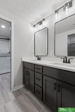 9815 Cumberland Drive, Papillion, NE 68046