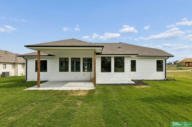 9815 Cumberland Drive, Papillion, NE 68046