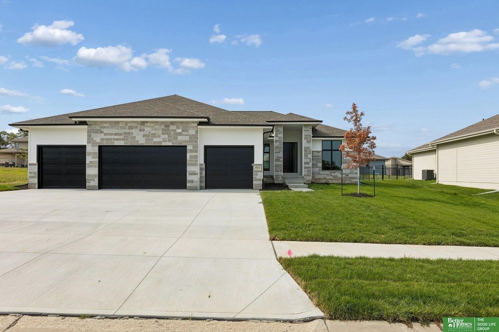 9815 Cumberland Drive, Papillion, NE 68046