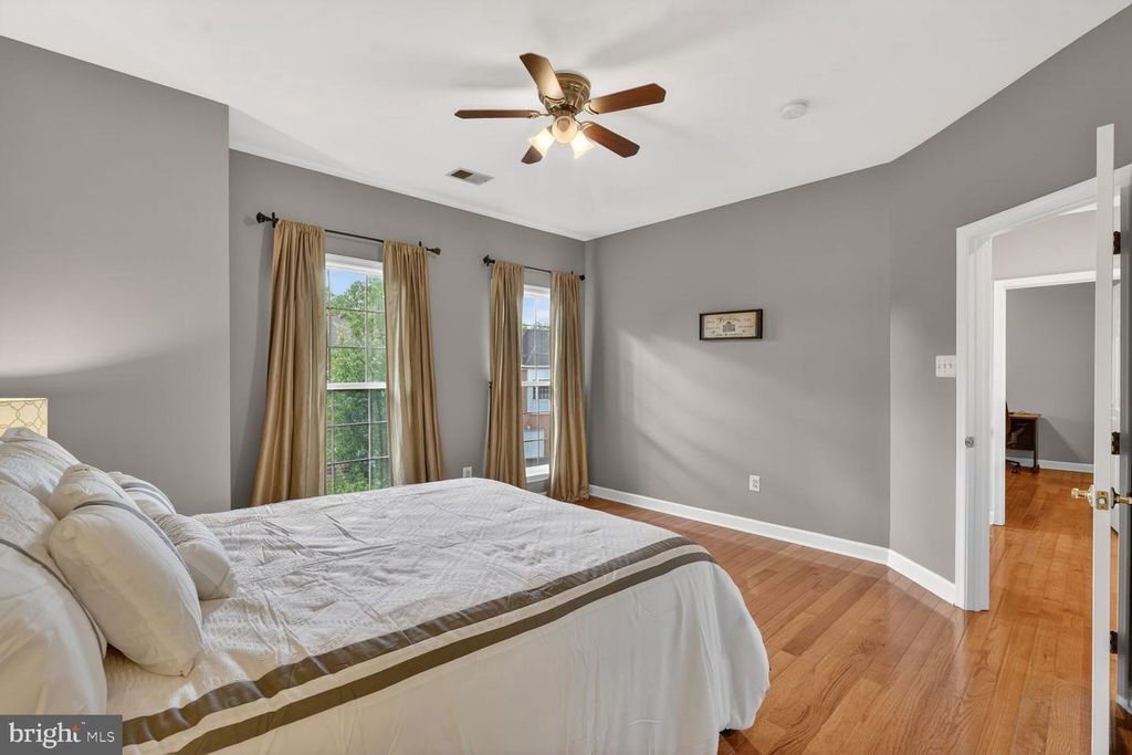 Image 21 of property listing at 414 SUMMER GARDEN WAY, Rockville, MD 20850