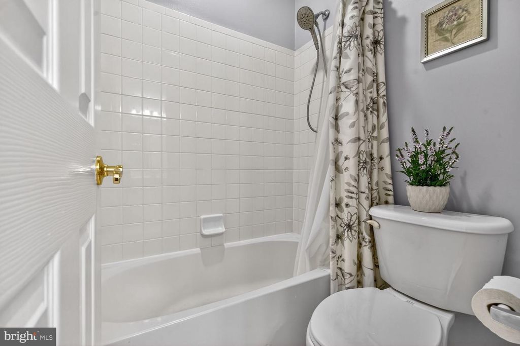 Image 25 of property listing at 414 SUMMER GARDEN WAY, Rockville, MD 20850
