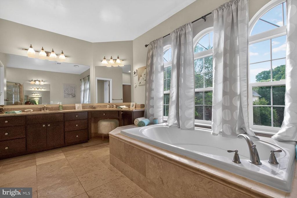 Image 36 of property listing at 414 SUMMER GARDEN WAY, Rockville, MD 20850