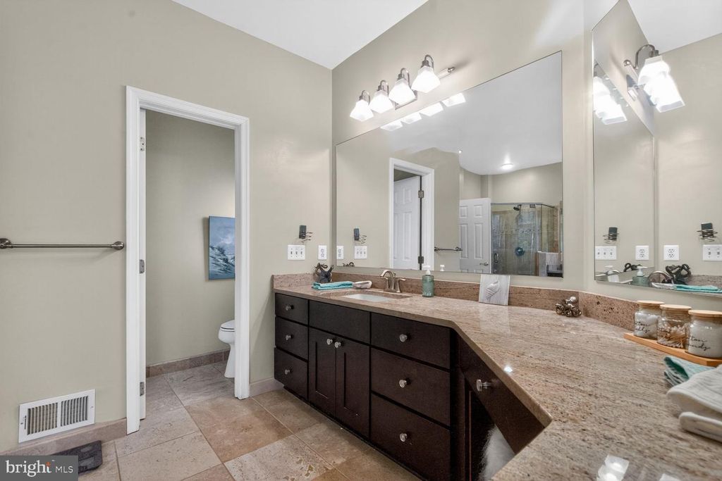 Image 37 of property listing at 414 SUMMER GARDEN WAY, Rockville, MD 20850