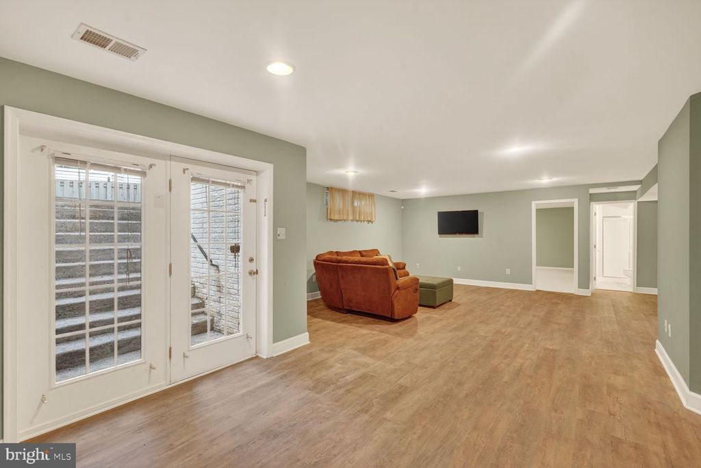 Image 42 of property listing at 414 SUMMER GARDEN WAY, Rockville, MD 20850