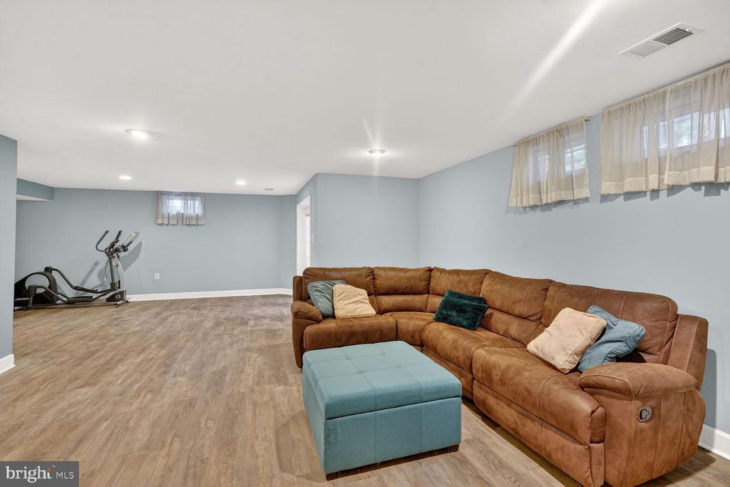 Image 44 of property listing at 414 SUMMER GARDEN WAY, Rockville, MD 20850