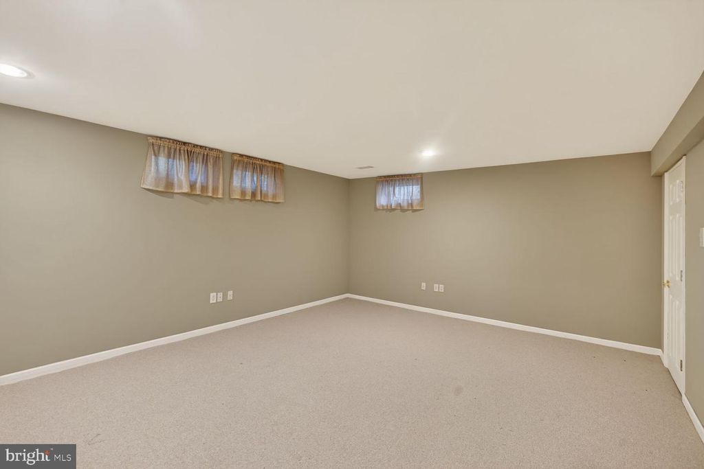 Image 45 of property listing at 414 SUMMER GARDEN WAY, Rockville, MD 20850