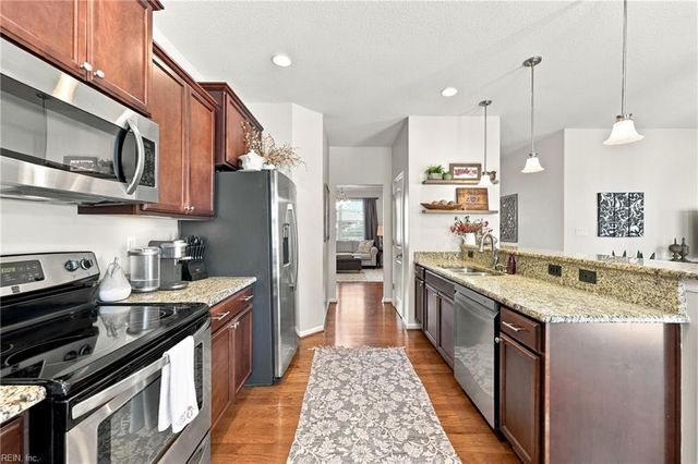 525 Hanbury RD W, Chesapeake, VA 23322